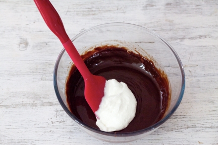 Preparazione Torta mousse al cioccolato e lamponi - Fase 4 Preparazione Torta mousse al cioccolato e lamponi - Fase 4