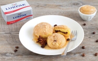 Canederli dolci di ricotta ripieni di cioccolato con salsa alle pere e caffè