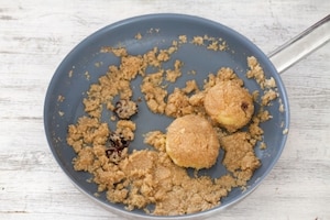 Preparazione Canederli dolci di ricotta ripieni di cioccolato con salsa alle pere e caffè - Fase 5