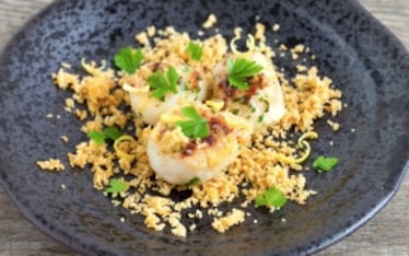 Capesante al burro, limone e prezzemolo con sabbia all'aglio