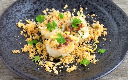 Capesante al burro, limone e prezzemolo con sabbia all'aglio