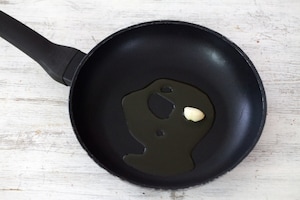 Preparazione Capesante al burro, limone e prezzemolo con sabbia all'aglio - Fase 1