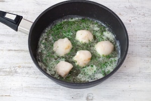 Preparazione Capesante al burro, limone e prezzemolo con sabbia all'aglio - Fase 2