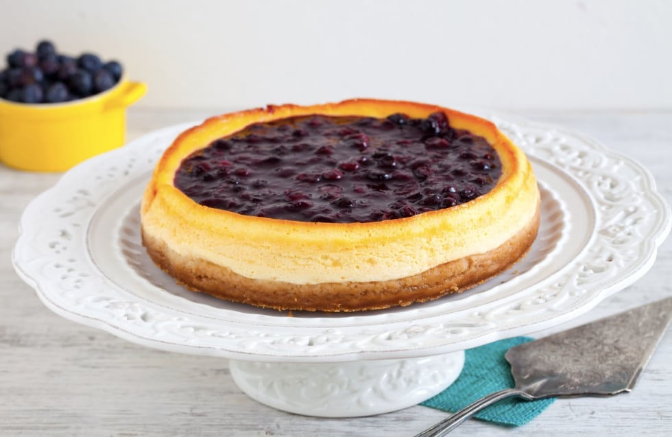 Cheesecake allo yogurt greco con composta di mirtilli al basilico ricetta