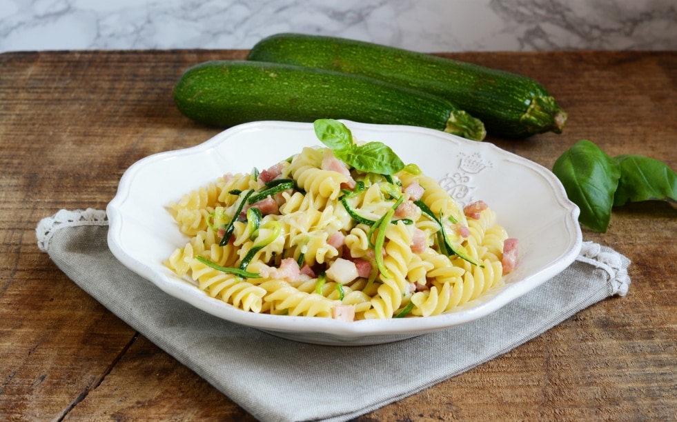 Fusilli con zucchine e pancetta ricetta