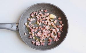 Preparazione Fusilli con zucchine e pancetta - Fase 1