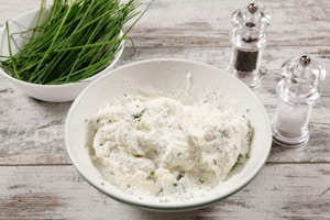 Preparazione Panettone farcito salato con marmellata di cipolle, formaggi e salmone - Fase 3