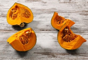 Preparazione Panettone farcito salato con zucca, crema alla trapanese e gamberi - Fase 2