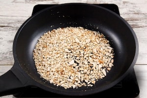 Preparazione Panettone farcito salato con zucca, crema alla trapanese e gamberi - Fase 5