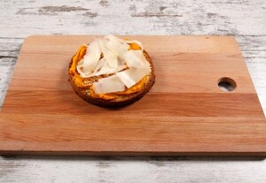 Preparazione Panettone farcito salato con zucca, crema alla trapanese e gamberi - Fase 8