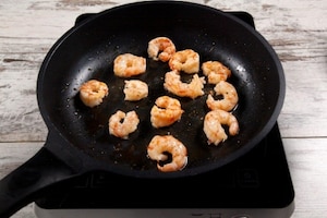 Preparazione Panettone farcito salato con zucca, crema alla trapanese e gamberi - Fase 7