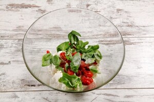 Preparazione Panettone farcito salato con zucca, crema alla trapanese e gamberi - Fase 6