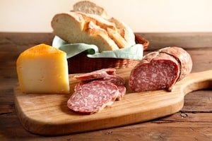 Preparazione Panino con finocchiona e pecorino - Fase 1