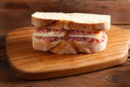 Preparazione Panino con finocchiona e pecorino - Fase 3 Preparazione Panino con finocchiona e pecorino - Fase 3