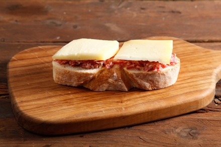 Preparazione Panino con finocchiona e pecorino - Fase 2 Preparazione Panino con finocchiona e pecorino - Fase 2