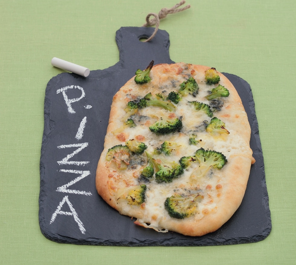 Pizza ai quattro formaggi con i broccoli ricetta