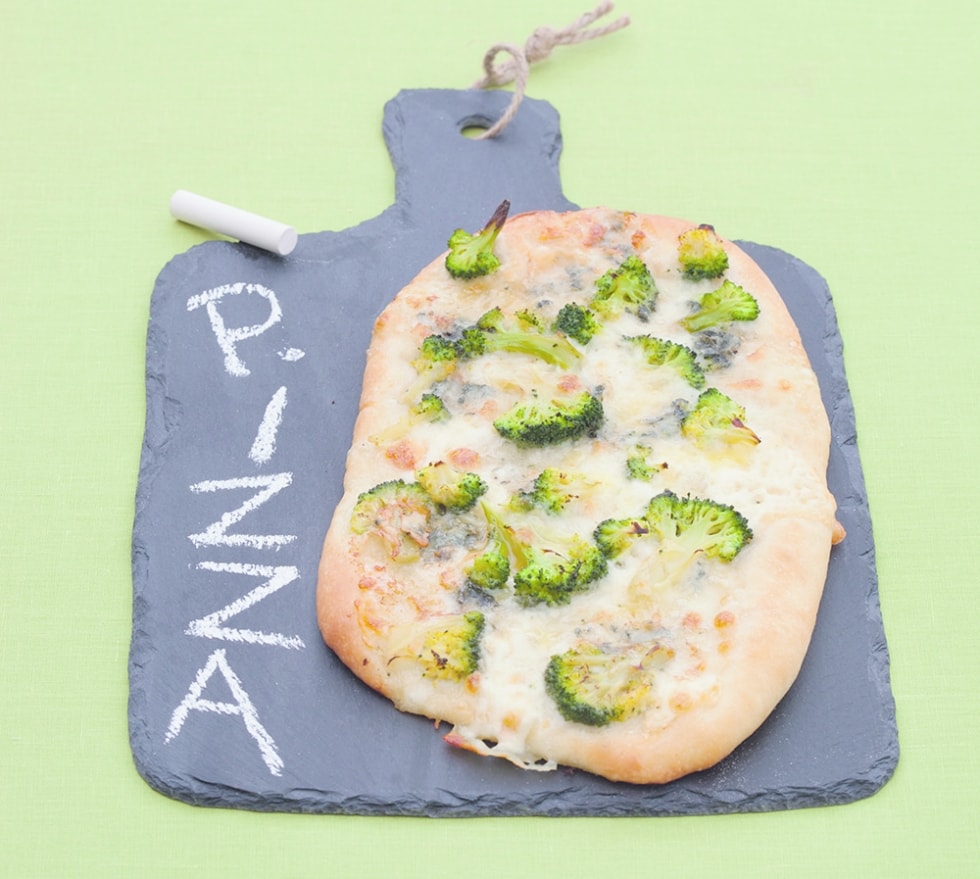 Pizza ai quattro formaggi con i broccoli ricetta