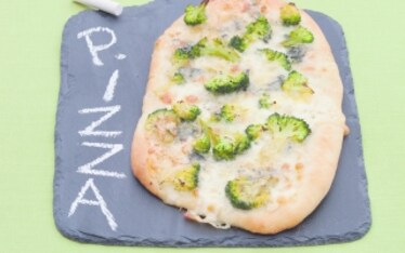 Pizza ai quattro formaggi con i broccoli