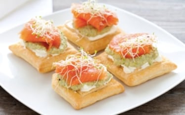 Sfogliatine con crema di avocado, formaggio fresco e salmone affumicato