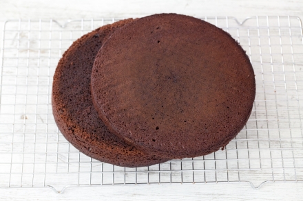 Preparazione Torta Ferrero Rocher - Fase 1 Preparazione Torta Ferrero Rocher - Fase 1