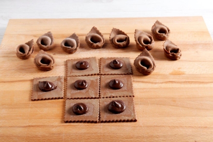 Preparazione Tortelloni al cioccolato ripieni con crema al gianduia - Fase 4 Preparazione Tortelloni al cioccolato ripieni con crema al gianduia - Fase 4