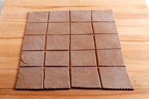 Preparazione Tortelloni al cioccolato ripieni con crema al gianduia - Fase 3