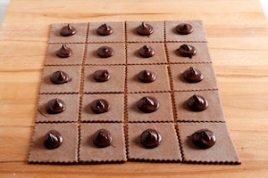 Preparazione Tortelloni al cioccolato ripieni con crema al gianduia - Fase 3