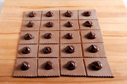 Preparazione Tortelloni al cioccolato ripieni con crema al gianduia - Fase 3 Preparazione Tortelloni al cioccolato ripieni con crema al gianduia - Fase 3