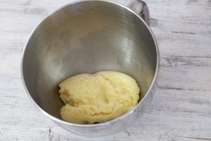 Preparazione Bigné craquelin con crema al mascarpone e caffè - Fase 3