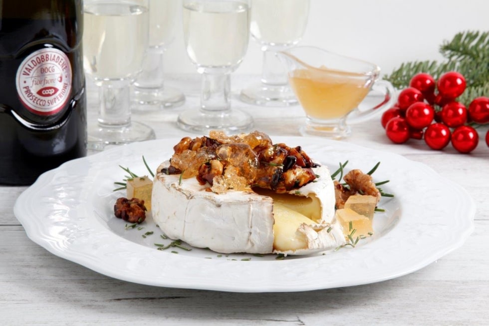 Brie al forno con rosmarino, noci e gelatina di Prosecco ricetta