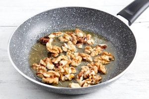 Preparazione Brie al forno con rosmarino, noci e gelatina di Prosecco - Fase 2