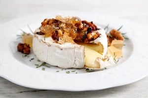 Preparazione Brie al forno con rosmarino, noci e gelatina di Prosecco - Fase 3