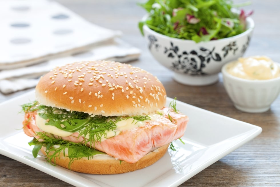 Burger con salmone ai ferri, misticanza e maionese alle erbe e lime ricetta