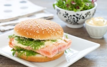Burger con salmone ai ferri, misticanza e maionese alle erbe e lime