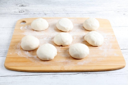Preparazione Corona di pane ai formaggi, pomodoro e pancetta - Fase 1 Preparazione Corona di pane ai formaggi, pomodoro e pancetta - Fase 1