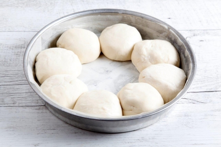 Preparazione Corona di pane ai formaggi, pomodoro e pancetta - Fase 1 Preparazione Corona di pane ai formaggi, pomodoro e pancetta - Fase 1
