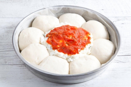Preparazione Corona di pane ai formaggi, pomodoro e pancetta - Fase 3 Preparazione Corona di pane ai formaggi, pomodoro e pancetta - Fase 3