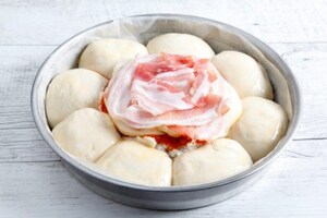 Preparazione Corona di pane ai formaggi, pomodoro e pancetta - Fase 3