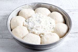Preparazione Corona di pane ai formaggi, pomodoro e pancetta - Fase 2