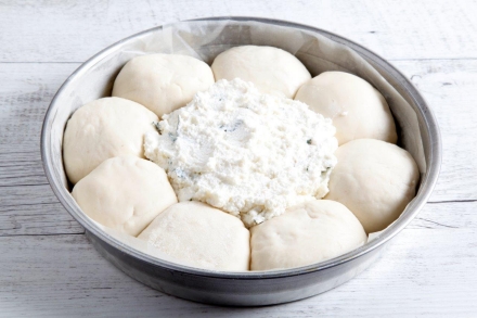 Preparazione Corona di pane ai formaggi, pomodoro e pancetta - Fase 2 Preparazione Corona di pane ai formaggi, pomodoro e pancetta - Fase 2