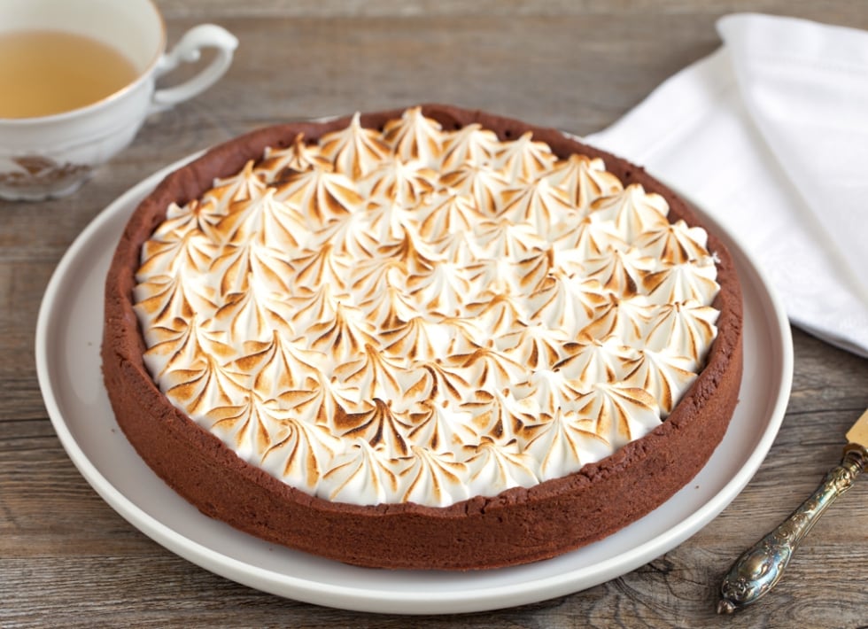 Crostata meringata al cioccolato e caramello al burro salato ricetta