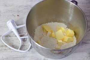 Preparazione Crostata meringata al cioccolato e caramello al burro salato - Fase 1