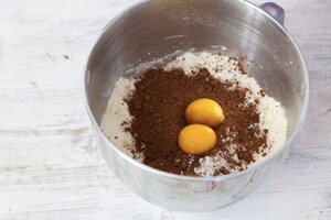 Preparazione Crostata meringata al cioccolato e caramello al burro salato - Fase 1