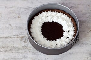 Preparazione Crostata meringata al cioccolato e caramello al burro salato - Fase 8