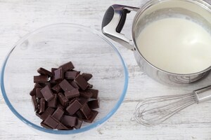 Preparazione Crostata meringata al cioccolato e caramello al burro salato - Fase 5