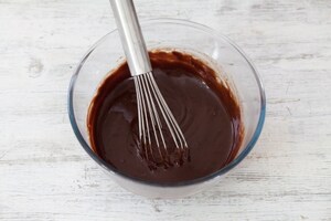 Preparazione Crostata meringata al cioccolato e caramello al burro salato - Fase 5