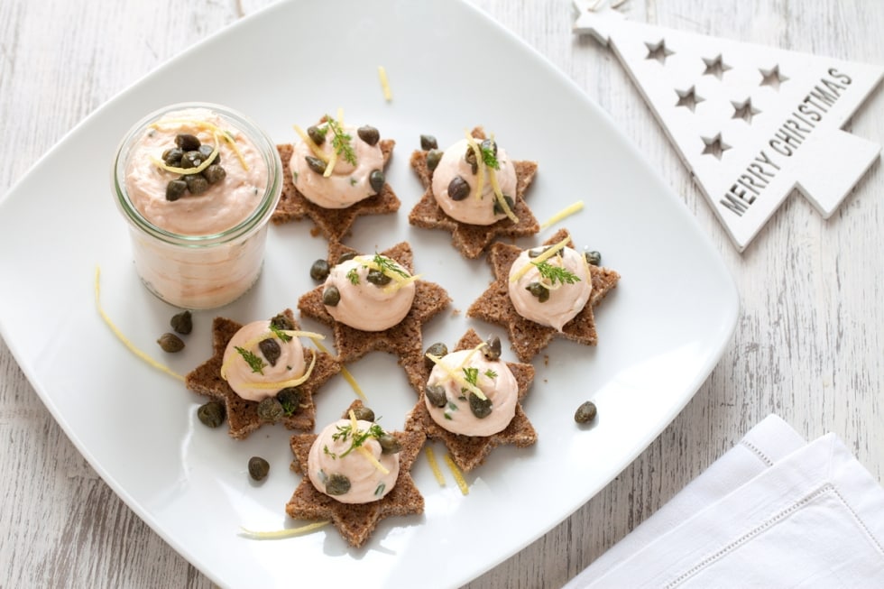 Crostini di pane di segale con mousse di salmone affumicato ricetta