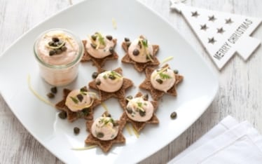 Crostini di pane di segale con mousse di salmone affumicato