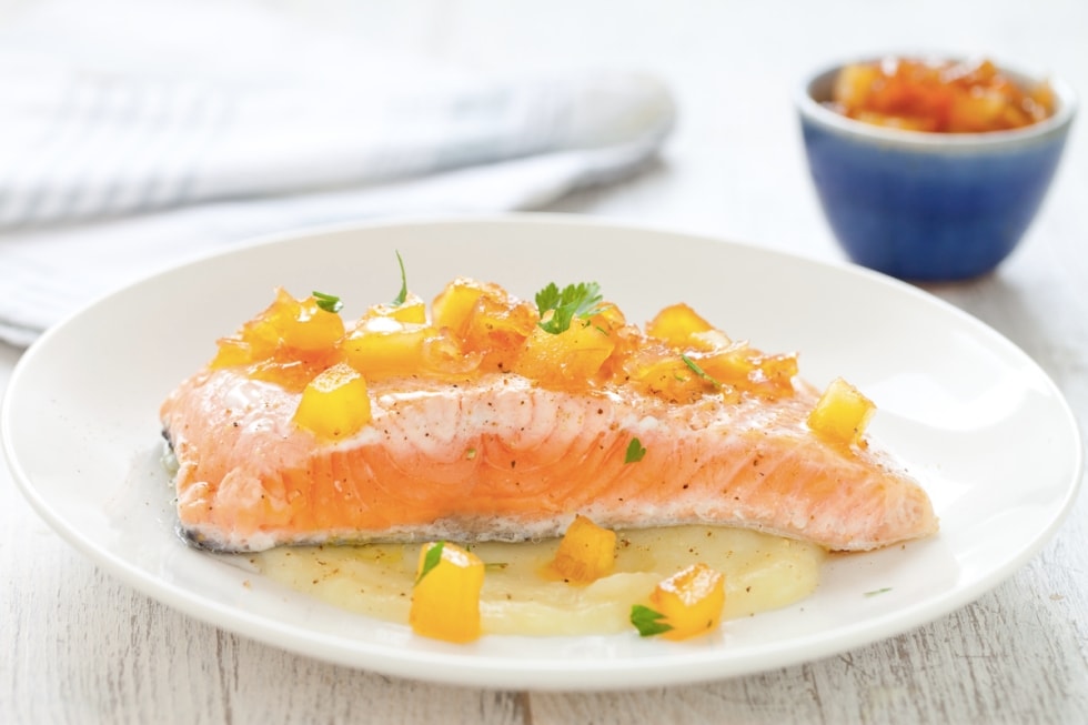 Filetto di salmone con salsa al sidro e purè di sedano rapa ricetta