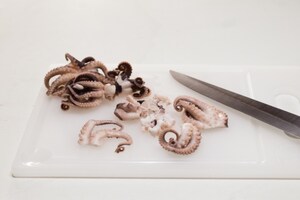 Preparazione Insalata di polipetti su crema di patate con scaglie di grana e rucola - Fase 2